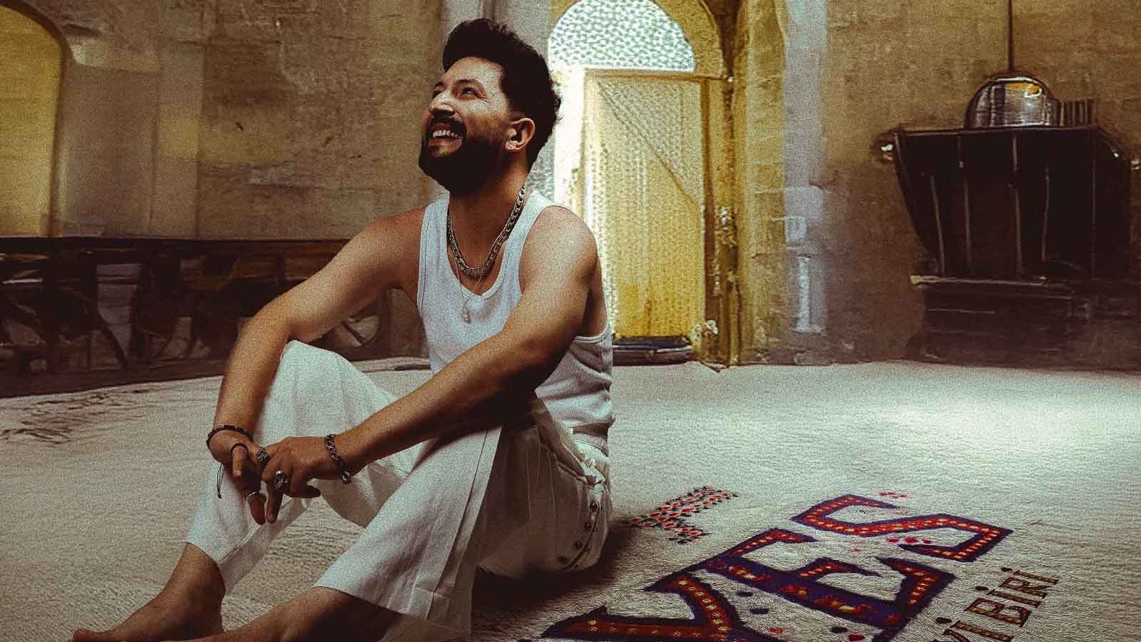 Yunus emre sert, maskesiz İnsanlara müzikle sesleniyor