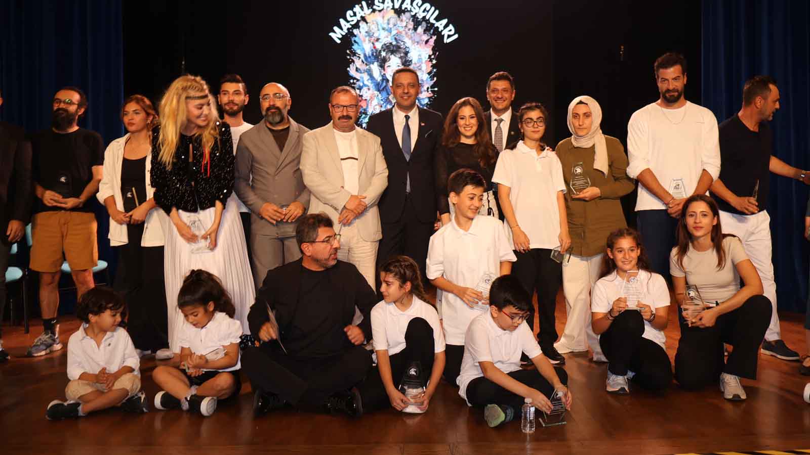 Ünlü İsimlerden anlamlı destek Özel Çocuklarla ‘masal savaşçıları’