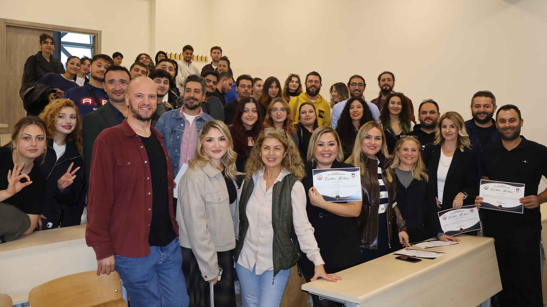 Edirne myo'da amfi söyleşileri mezunlar kariyer yolculuklarını anlattı (1)