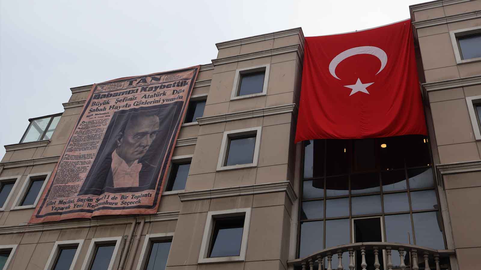 Tan gazetesi’nin tarihi manşeti dev boyutlarda sirkeci’de sergileniyor