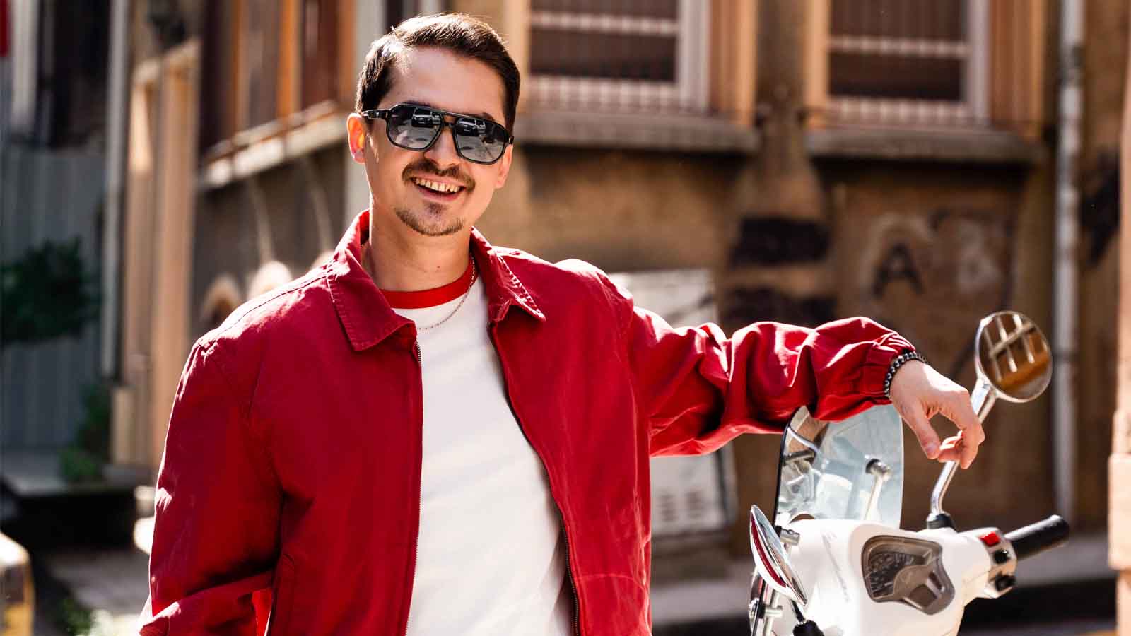 İTÜ’lü Sanatçı Ayberk Gezer, Müzik Birikimini İlk Teklisi “Bil Ki Değişmez”